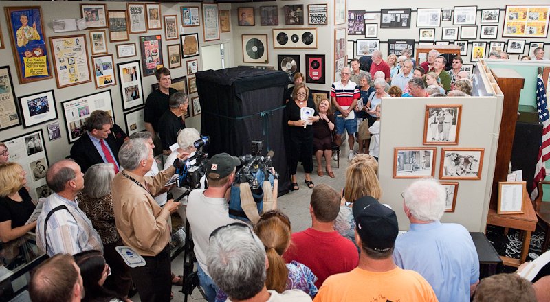 surryartscouncilboardpresidentnancymaloneaddressesthecrowd.jpg